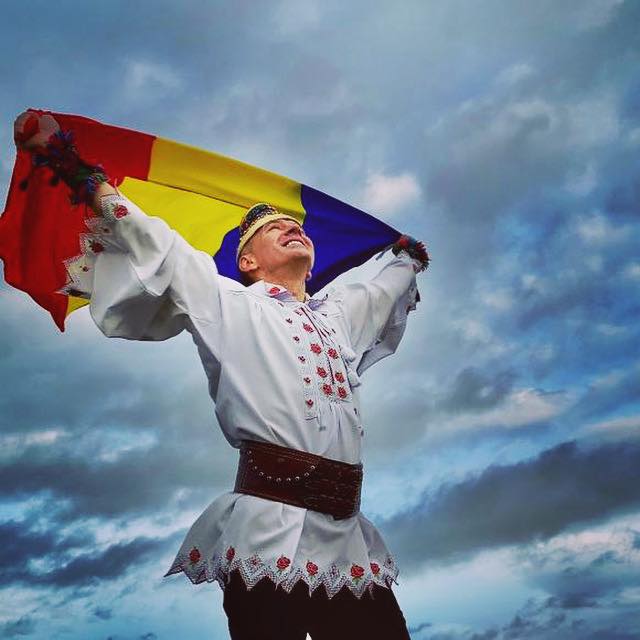 Costum popular românesc tradițional